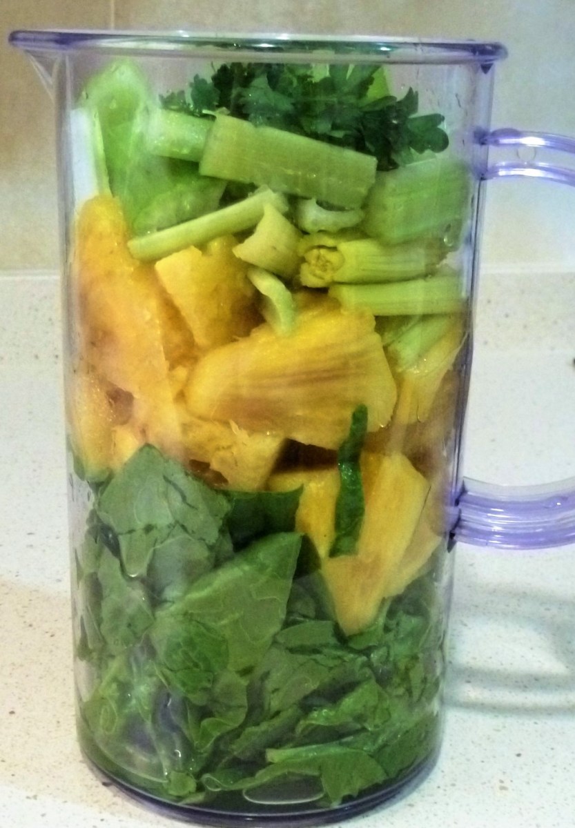 mejor-saludable-batido-piña-espinacas-apio-perejil-jengibre