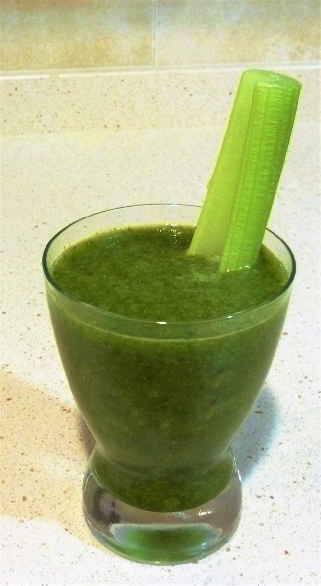 mejor-saludable-batido-piña-espinacas-apio-perejil-jengibre
