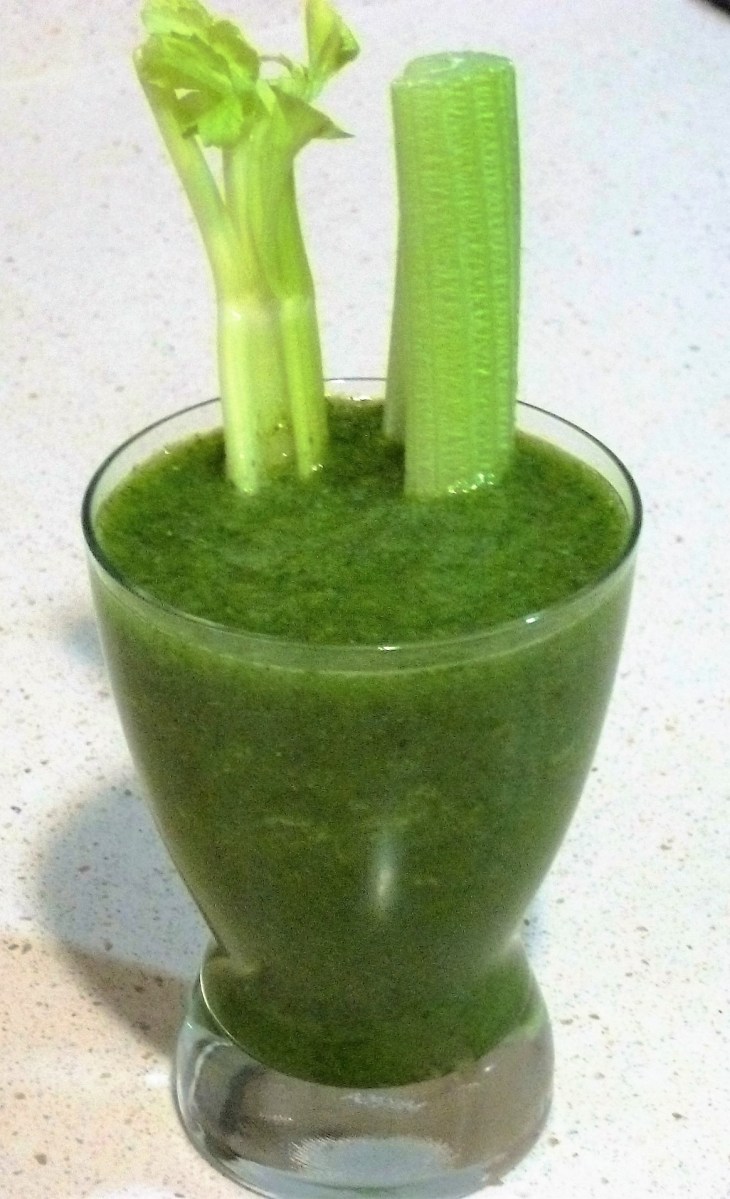 mejor-saludable-batido-piña-espinacas-apio-perejil-jengibre